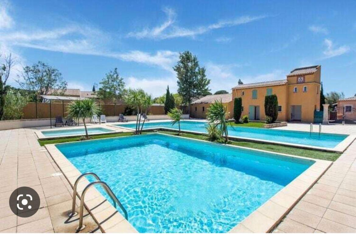 Maison de vacances dans résidence avec piscine Arles Extérieur photo